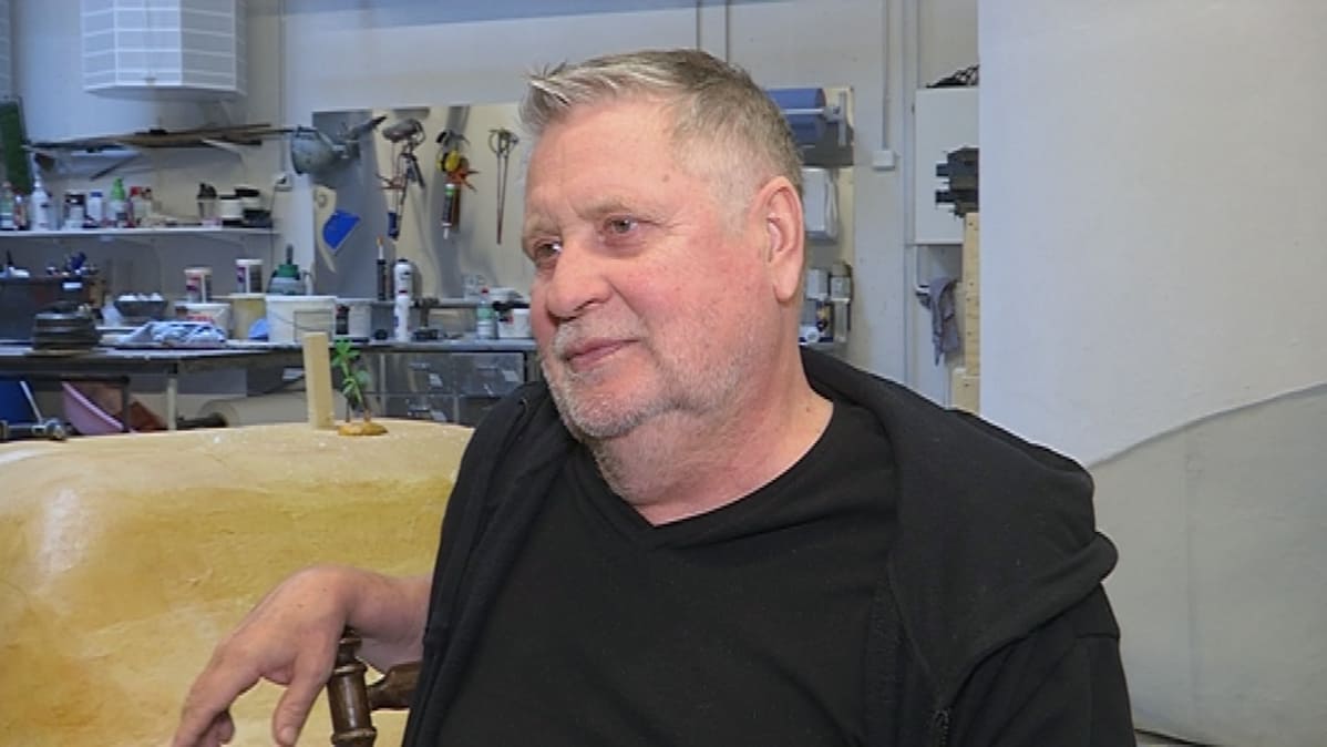 Nätti-Jussin seikkailut -näytelmän ohjaaja Kari Väänänen haastateltavana valmisteilla olevissa lavasteissa.