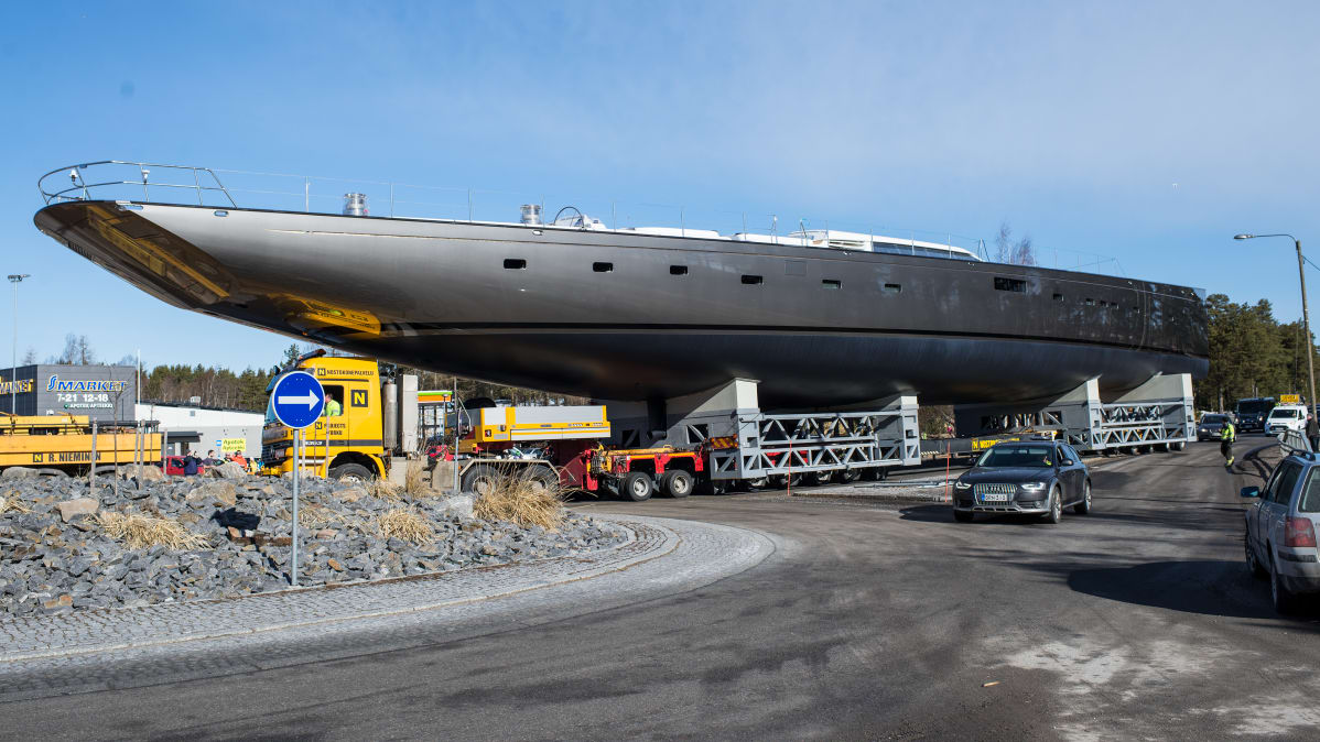 Baltic Yachtin 54-metrinen hiilikuitupurjevene.
