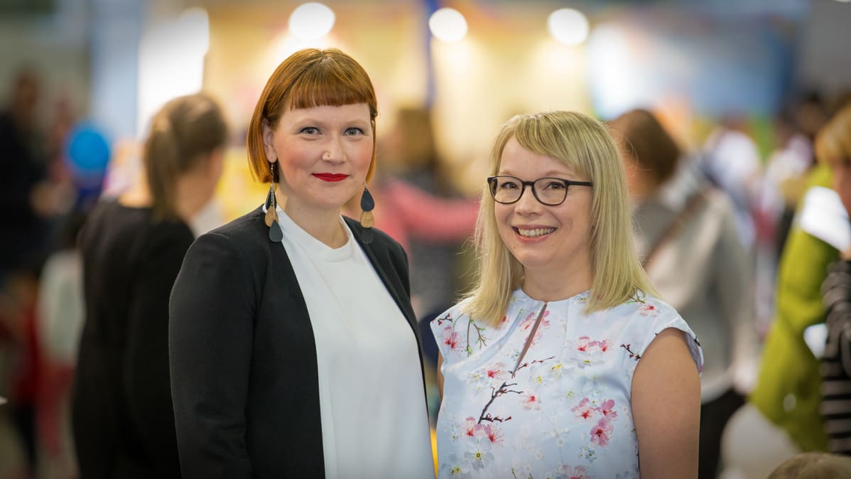 Kirjailijat Satu Irisvik (vas.) ja Jenni Utriainen lastenmessuilla Helsingissä puhuvat lasten digikasvatuksesta.