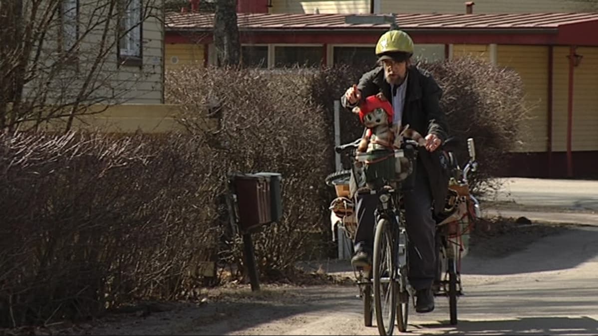 Jouni Jalarvon polkupyörän kyydissä kulkevat kaikki lavasteet ja uskollinen Viiru-kissa.