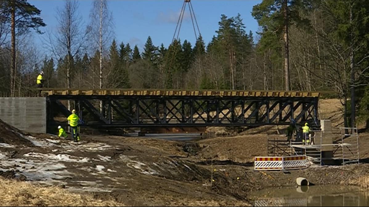 Tallisiltaa nostetaan paikoilleen Korialla