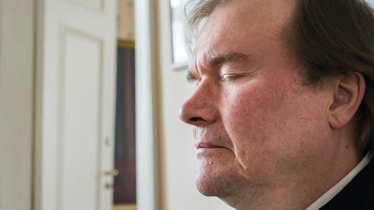 Pekka Huttu-Hiltunen keskittyy runonlaulantaan.