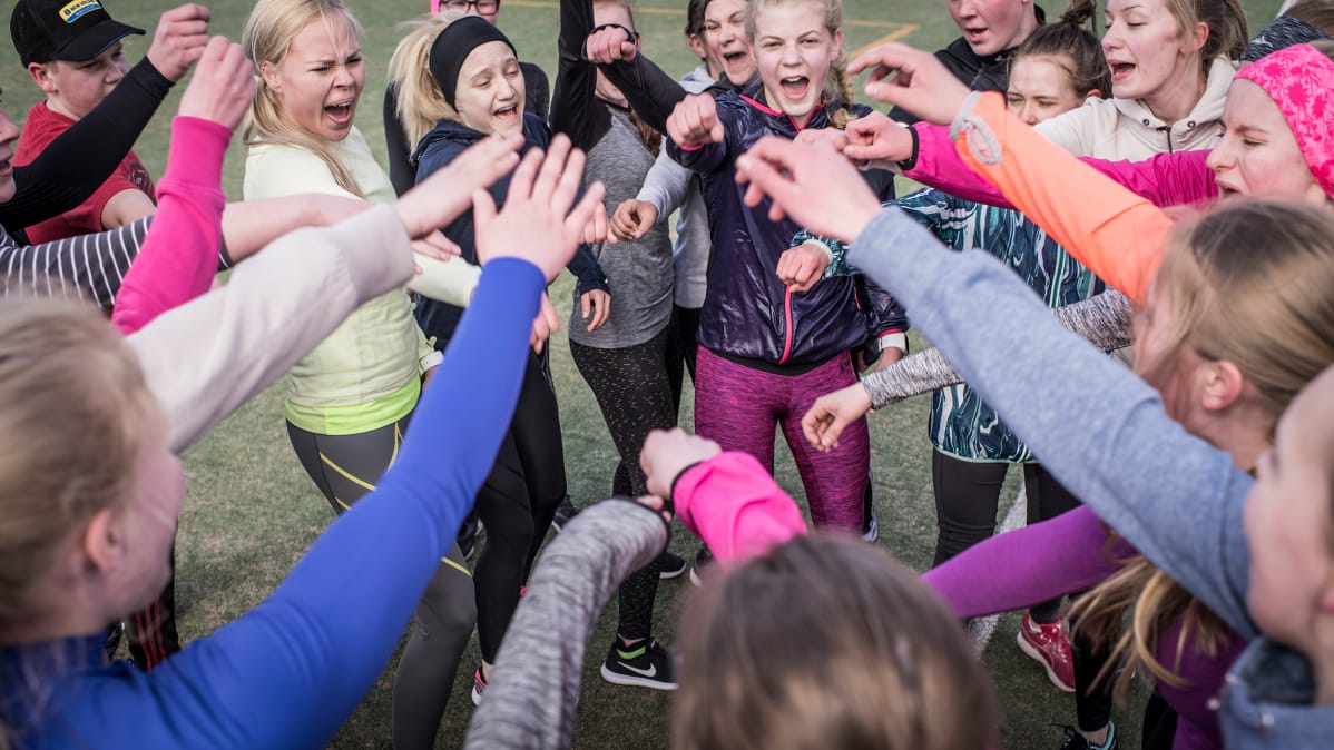Liikunnanopettaja Essi Rantala ja Perhon keskuskoulun oppilaat valmistautuvat Kokkola City Runiin.