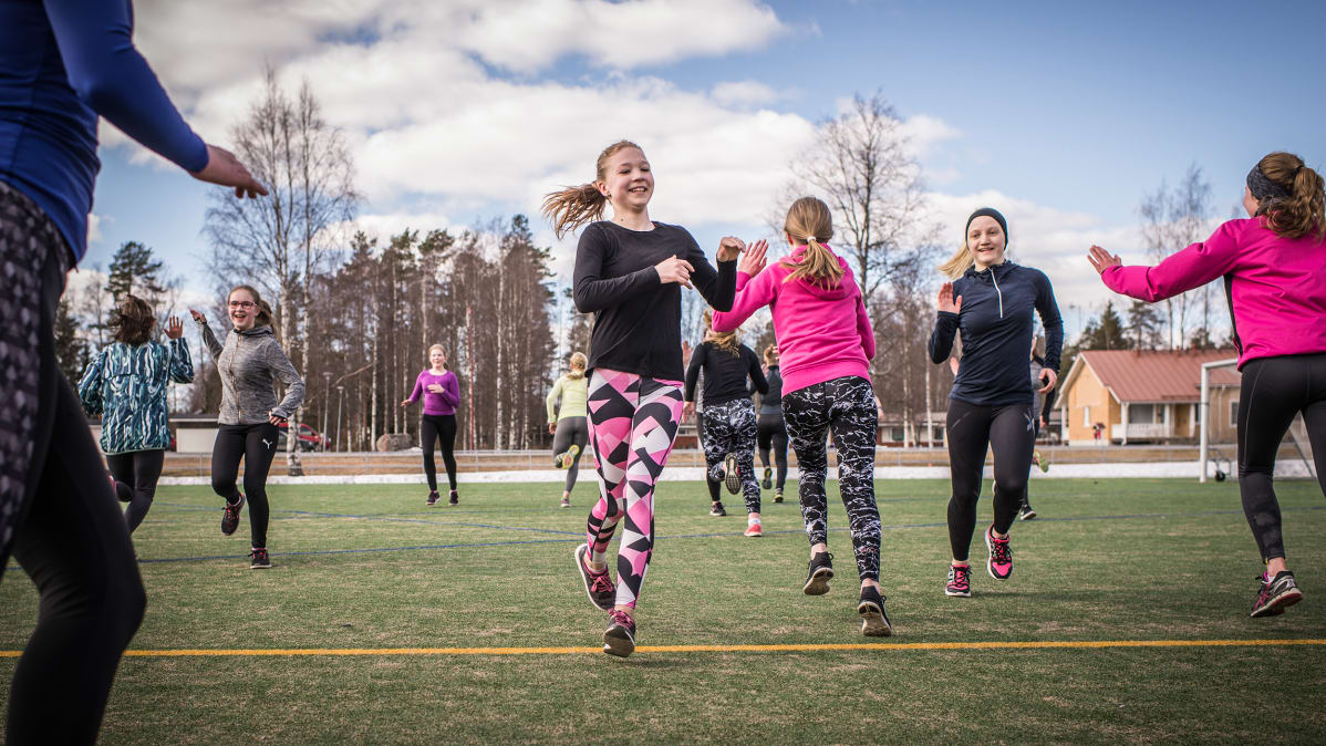 Perhon keskuskoulun oppilaat viimeistelyharjoituksessa Kokkola City Runia varten.