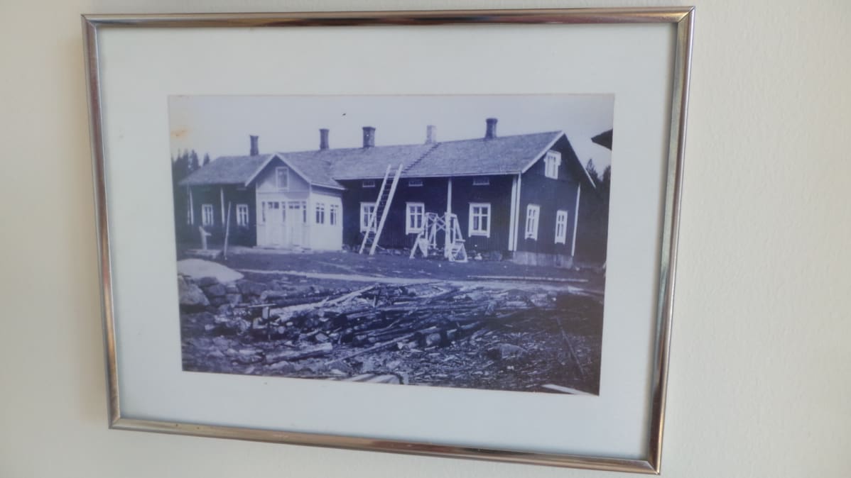 seinällä kuva Helmi Taimen lapsuudenkodista