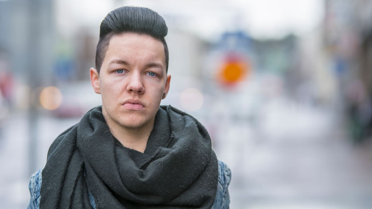 Jere Turpeinen seisoo Kajaanin kadulla