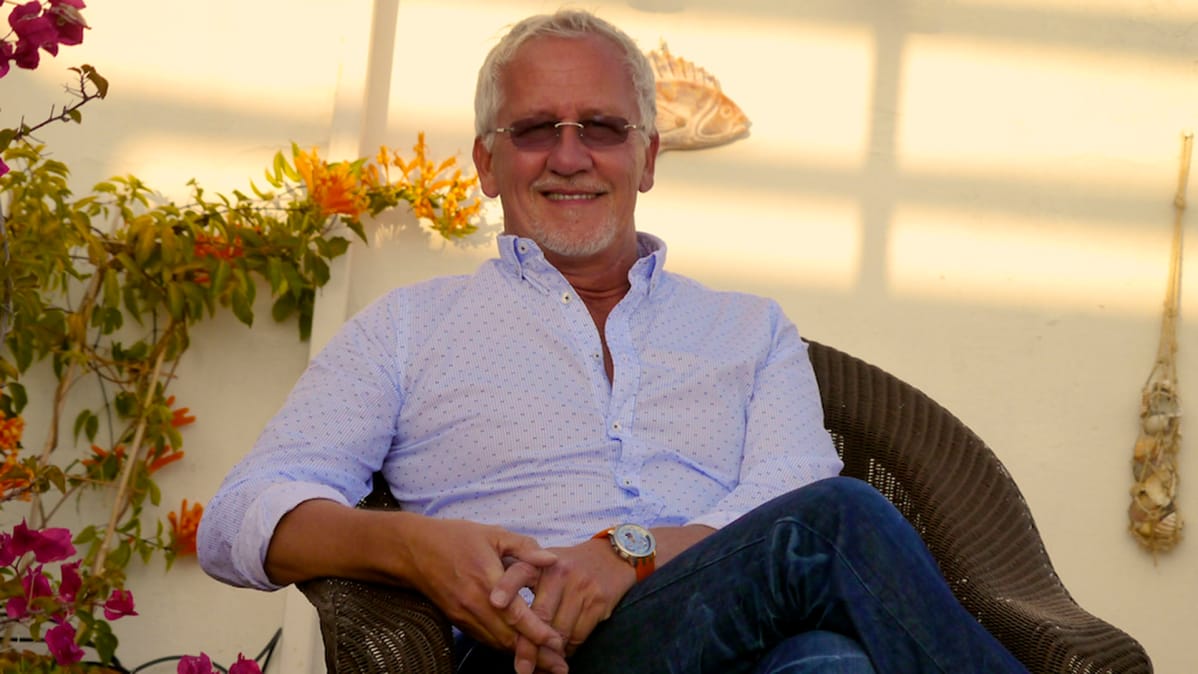 Pertti Lindeman istuu auringonpaisteessa