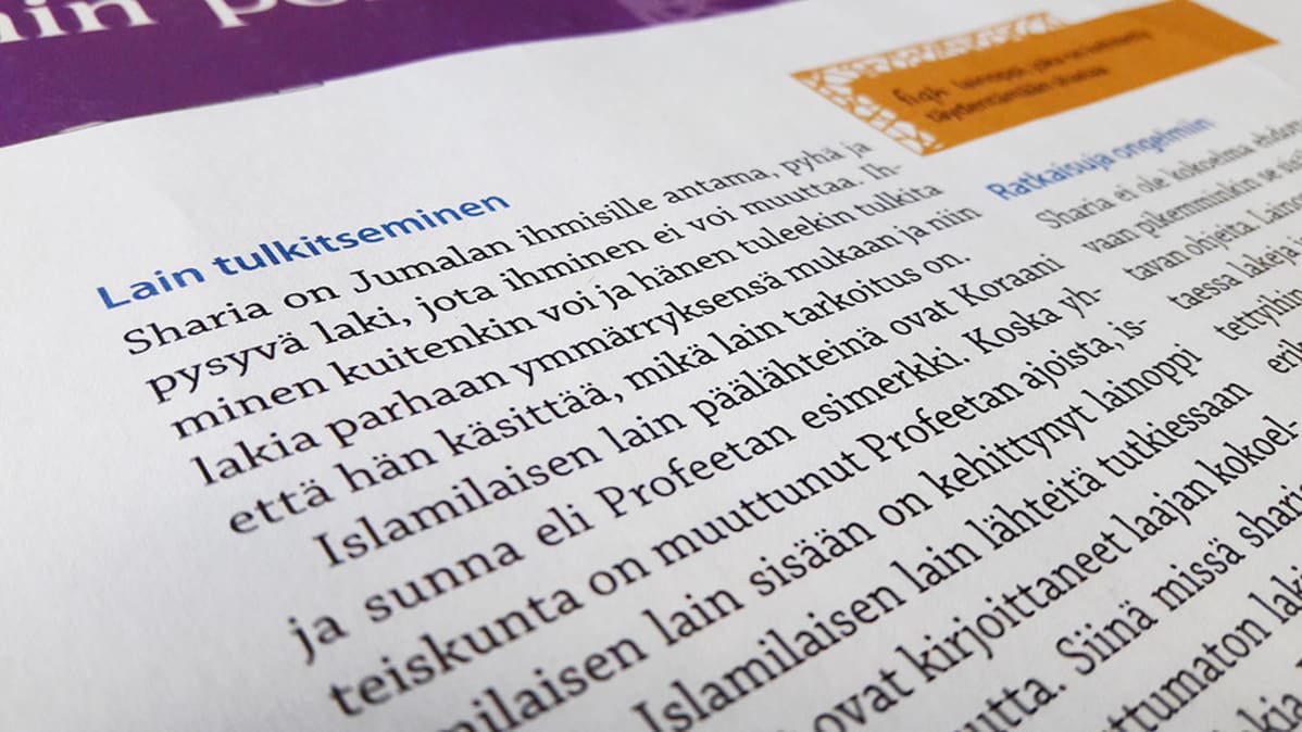 Islamilaista šarialakia esitellään Salam -islamin tie -oppikirjasarjan viidennelle ja kuudennelle luokalle tarkoitetussa kirjassa. Islaminuskoisten maiden yksityiskohtaiseen laintulkinnan erittelyyn kirja ei uppoudu.