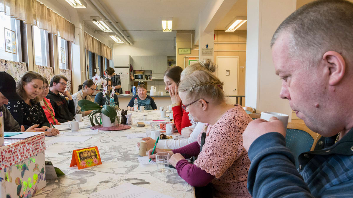 Kokous klubitalo Tönärissä.