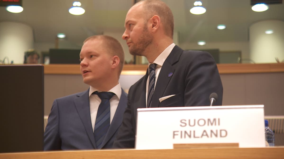 Valtiosihteeri Samuli Virtanen ja eurooppaministeri Sampo Terho ministerineuvoston kokouksessa Brysselissä.
