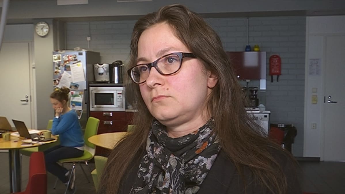 Maria Hakkarainen tutkimusryhmänsä jäsenen kanssa Matkailun tutkimus- ja koulutusinstituutin tiloissa.
