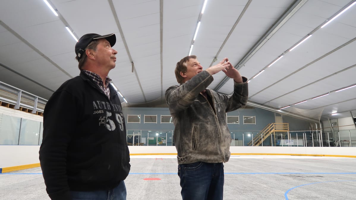 Jorma Ahonen ja Hannu Kopola katselevat jäähallin kattorakenteita.