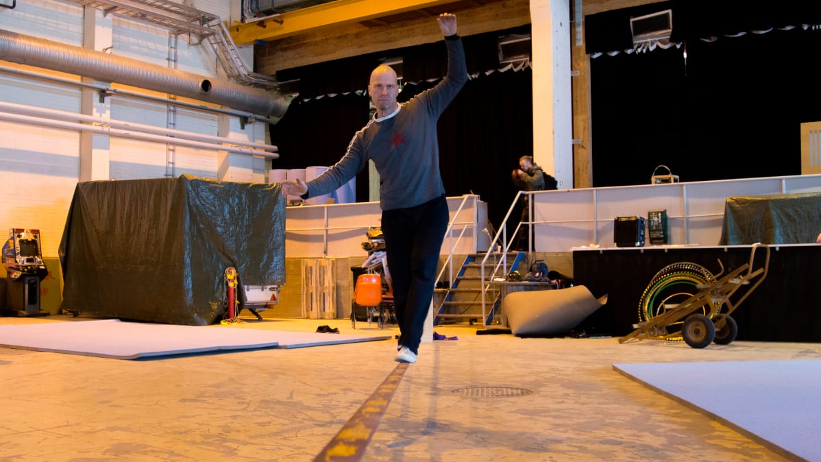 Mies tasapainoilee slacklinellä
