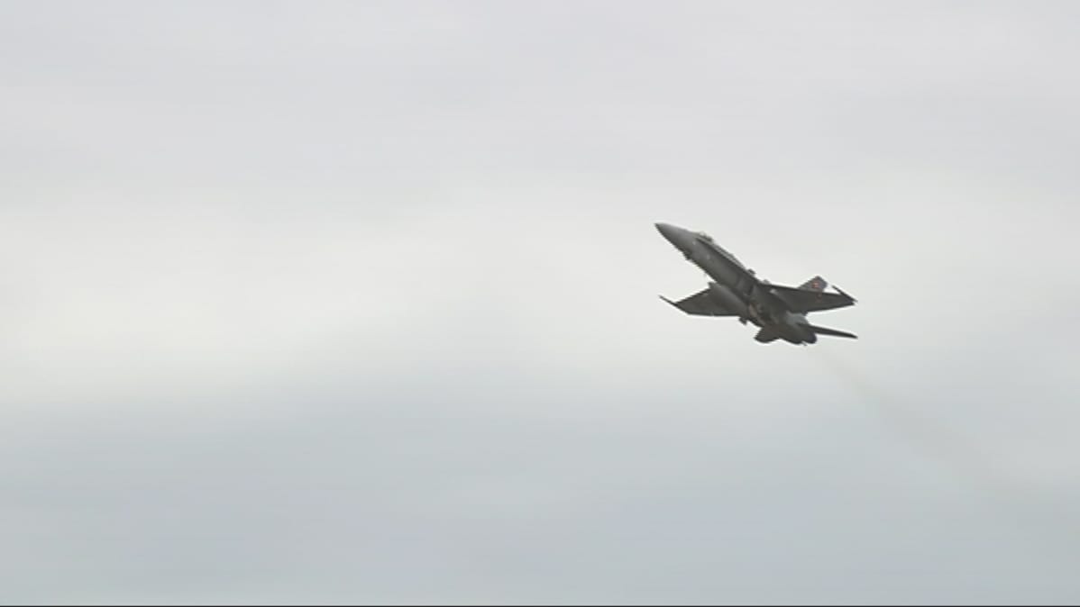 Hävittäjä nousee taivaalle Rovaniemen lentokentältä ACE17-sotaharjoituksessa.
