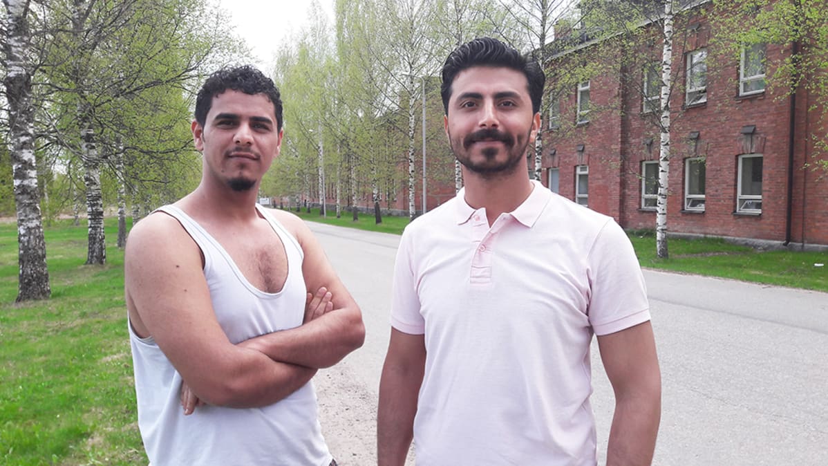 Irakilaiset turvapaikanhakijat Ali Akl ja Mahmoud al-Mashedani tekisivät mielellään mitä tahansa työtä. Tärkeintä on olla aktiivinen, miehet sanovat.