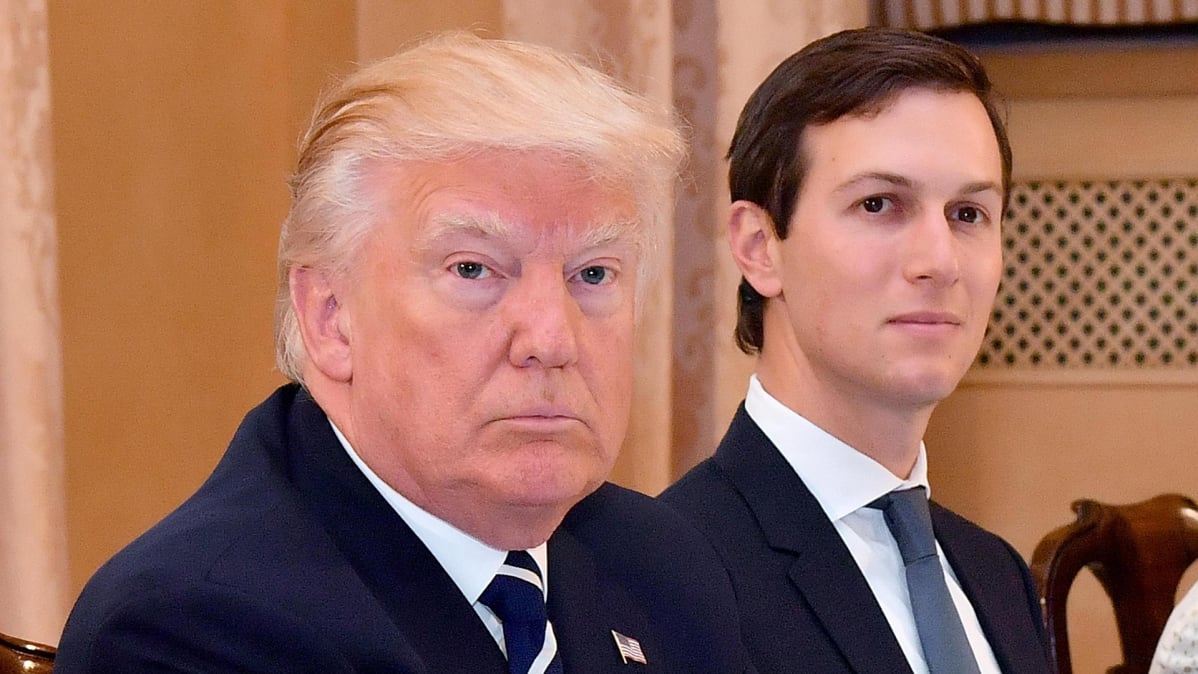 Yhdysvaltain presidentti Donald Trump kuvattuna vävynsä, presidentin neuvonantaja Jared Kushnerin kanssa Italian valtiovierailunsa aikana Roomassa 24. toukokuuta.