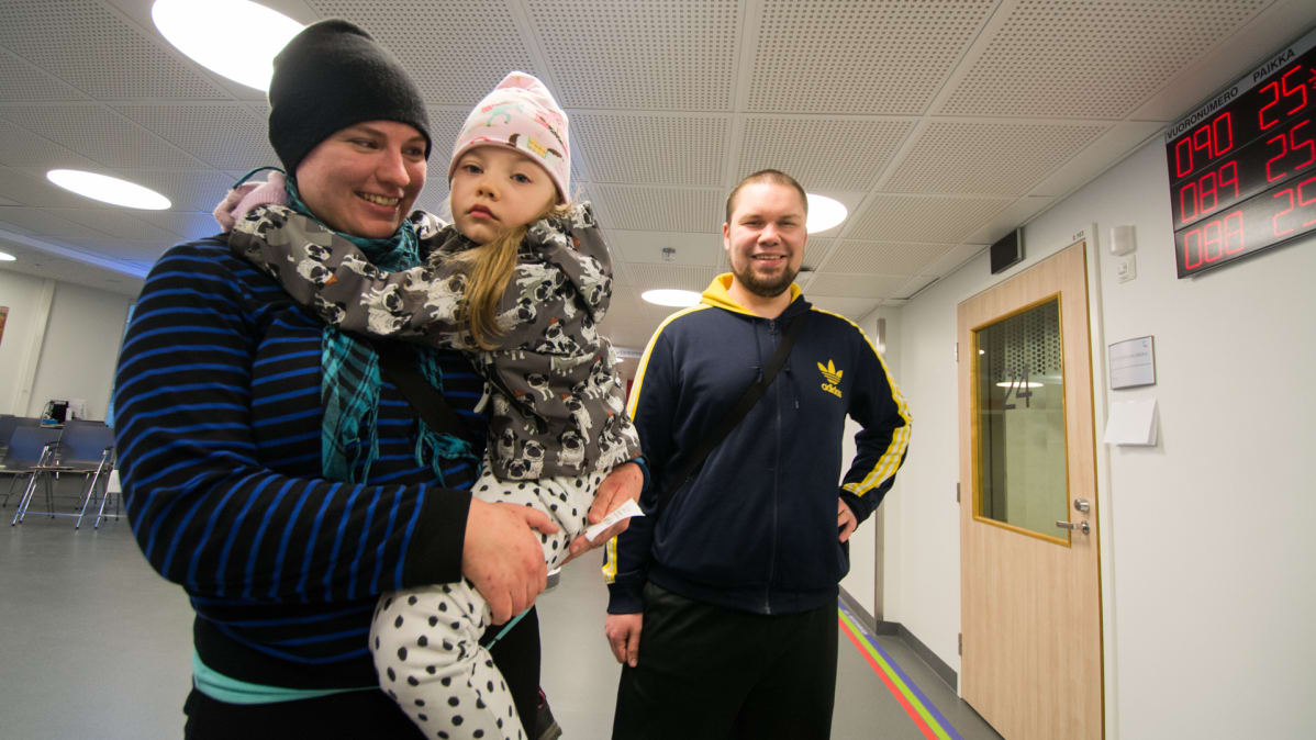 Tiina, Jennika ja Vesa Laitinen päivystyksessä.