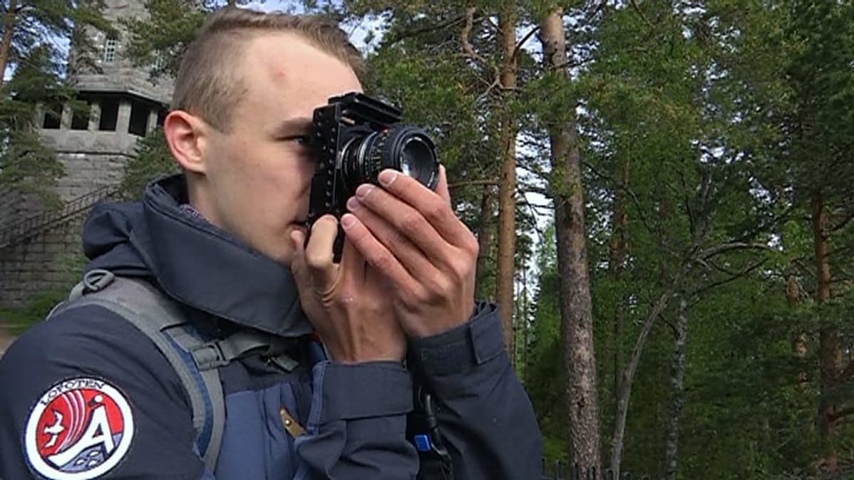 Tenho Pitkänen ottaa valokuvaa Aulangolla