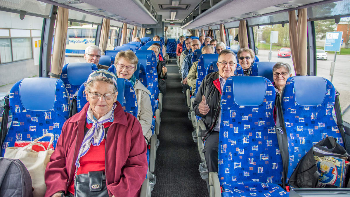 Bussissa retkikuntaa.