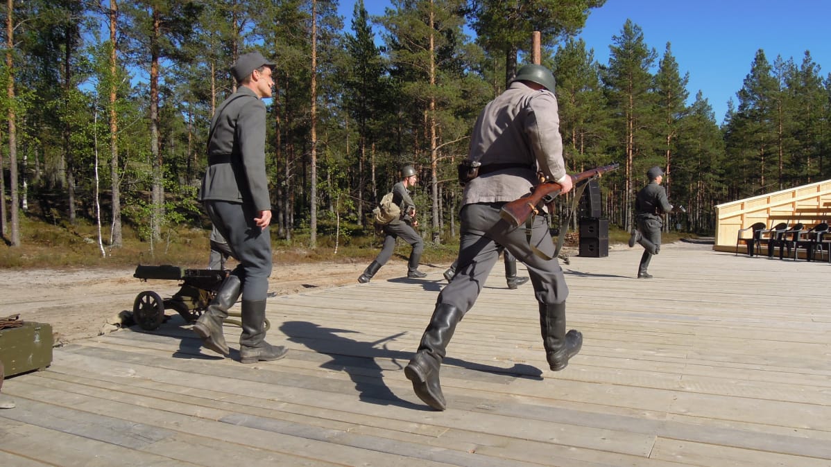 Tuntemattoman sotilaan harjoitukset kesäteatterissa.
