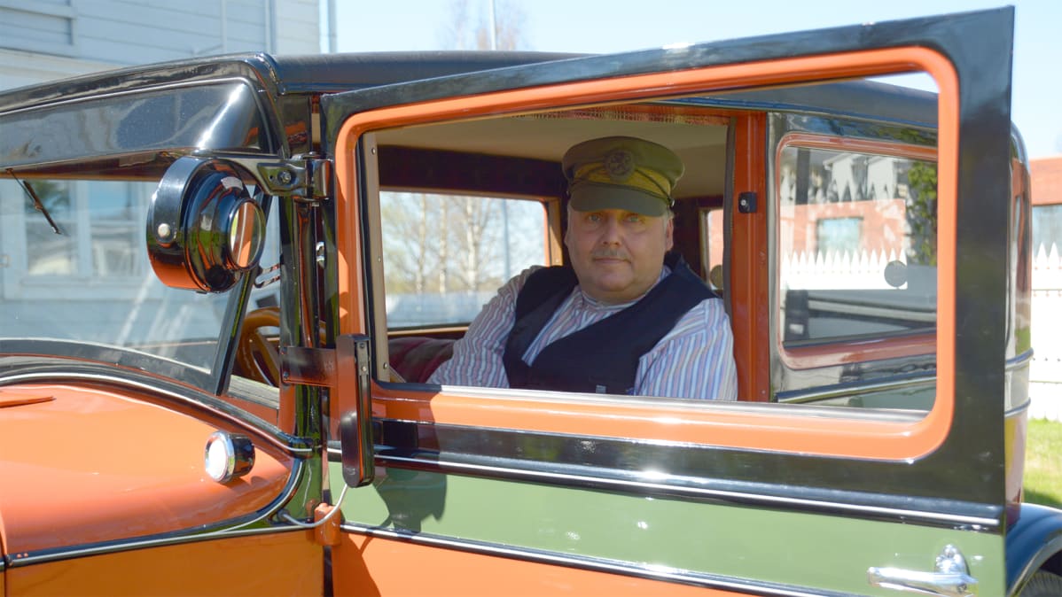 Kari Rimpisalo istuu autossaan