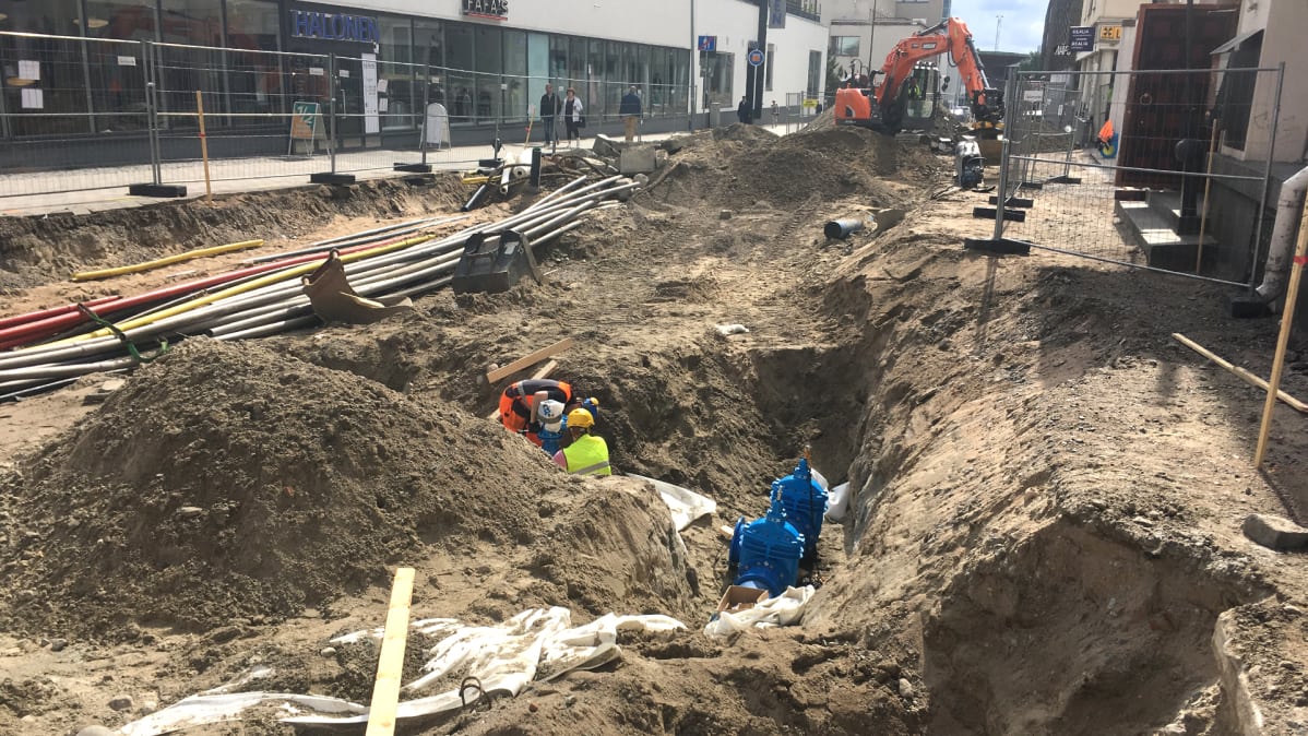 Tietyömiehet rakentavat Väinönkadusta kävelykatua. Väinönkatu on avattu usean kymmenen metrin matkalta.