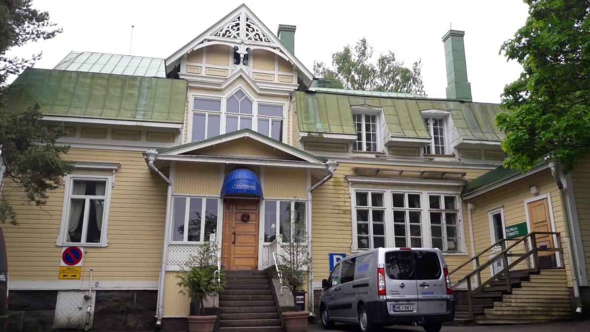 Ravintolapaviljonki Meriniemen julkisivu Kotkan Sapokassa.