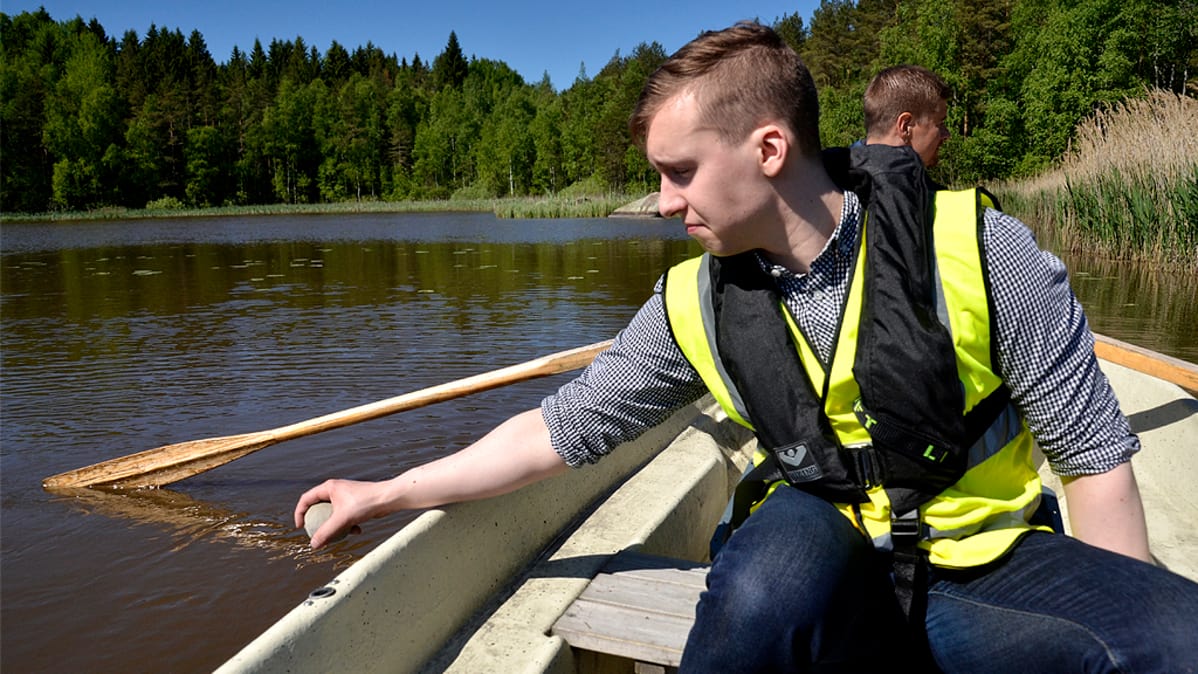 Mutapalloja lasketaan veteen.