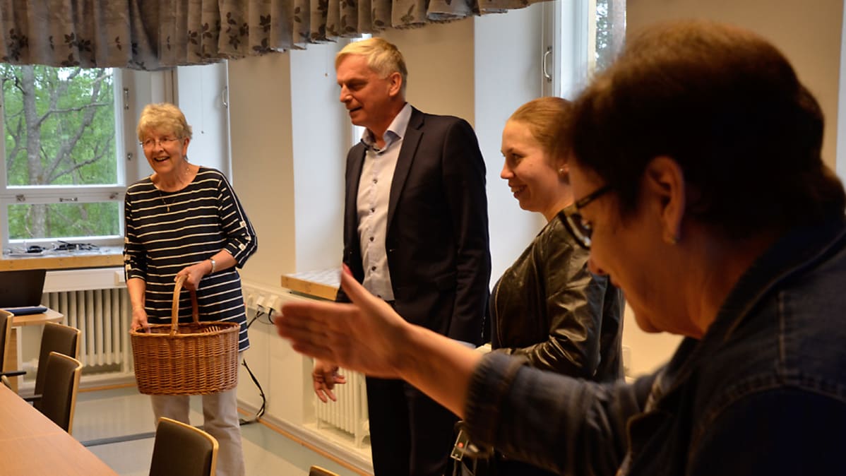 Kunnanhallituksen puheenjohtaja Ari Berg hallituksen jäsenten kanssa ennen kokousta.