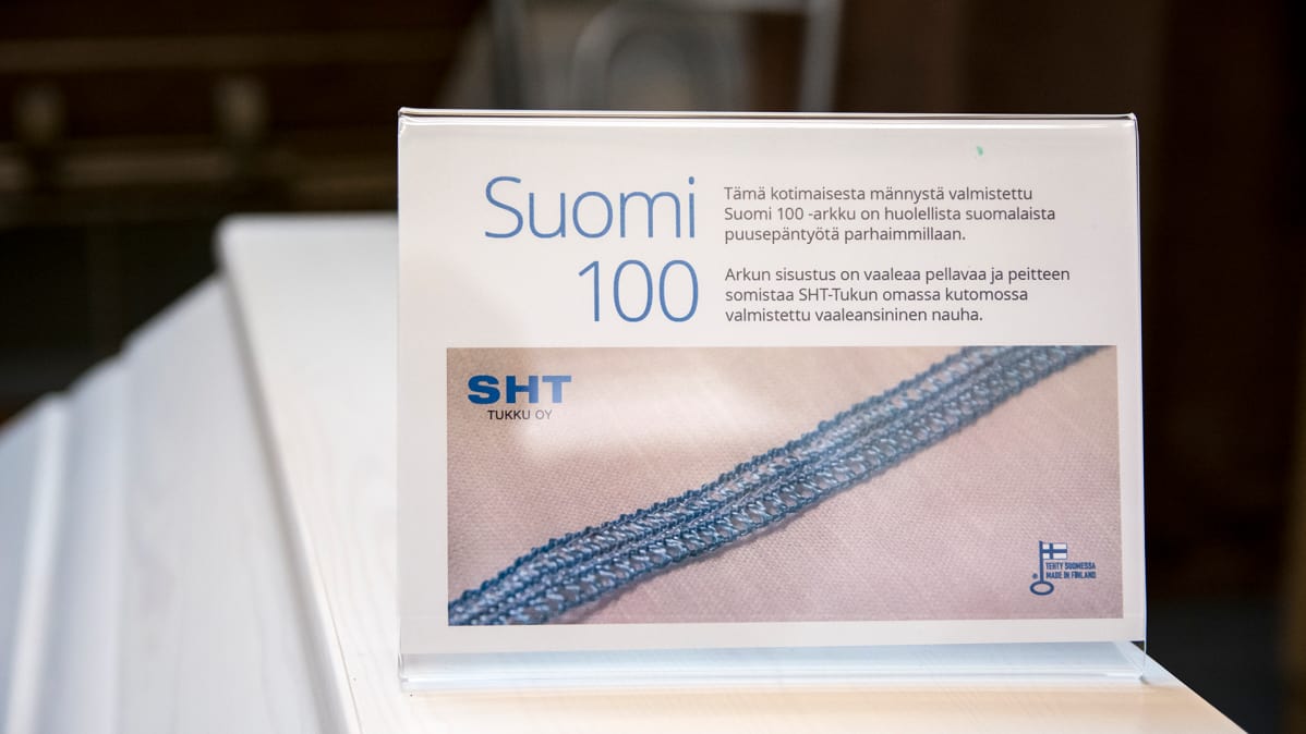 Kyltti Suomi 100 -arkun päällä.