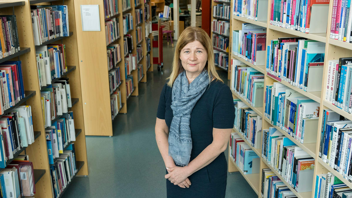 Eija Hiltunen Kajaanin ammttikorkeakoulun kirjastossa