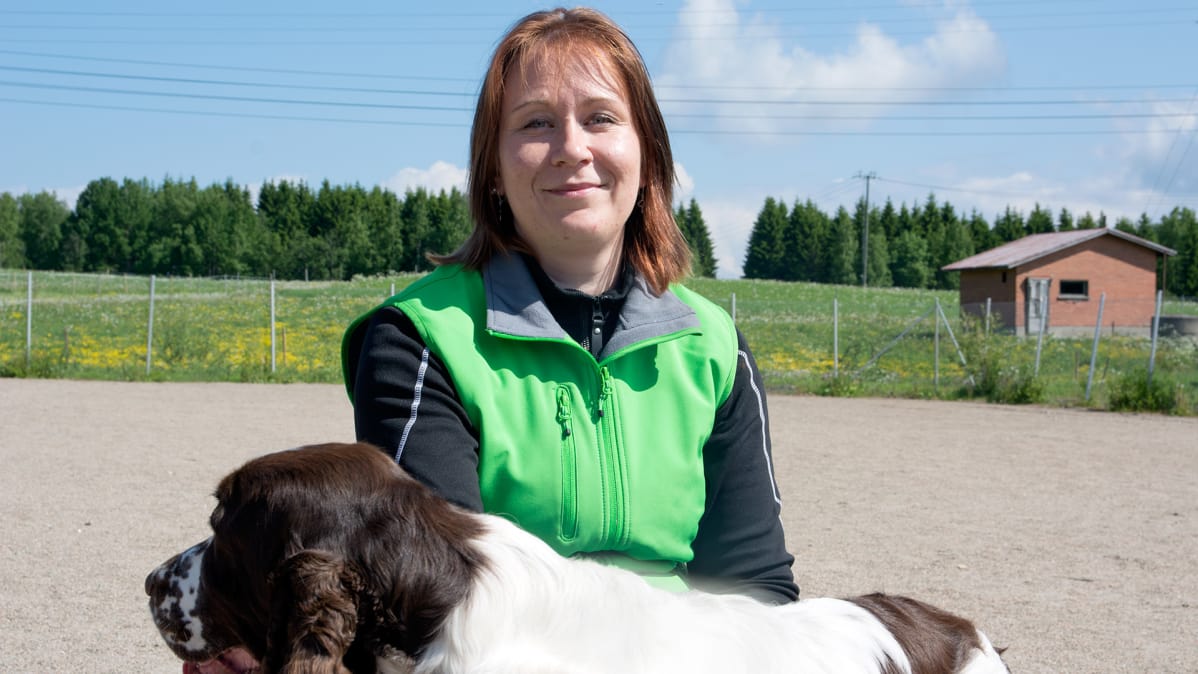 Teija Viljanmaa ja englanninspringerspaniel Klaara.