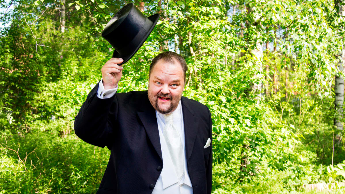 Mika Väkeväinen nostaa silinterihattua