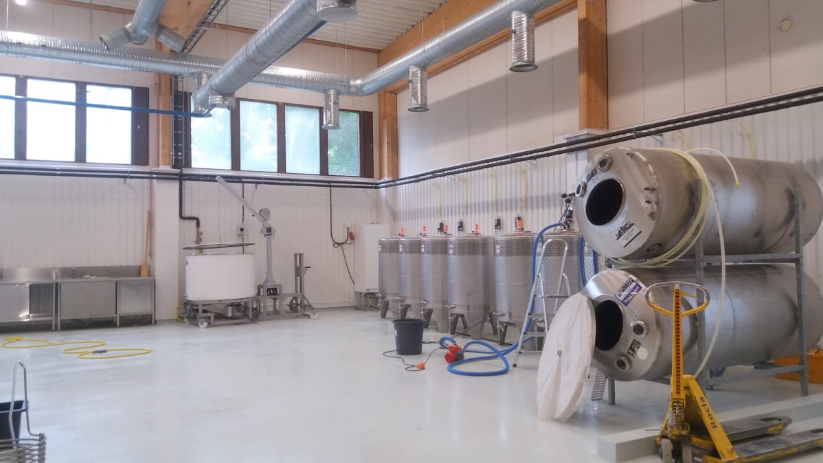 Mäntyharjulaisen Nilkko Brewingin laitteet. Valkoinen vasemmalla on oluenvalmistuslaite. Keskellä kahdeksan käymistankkia ja oikealla kaksi kypsytystankkia.