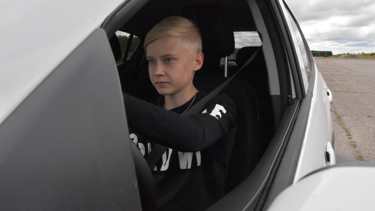 nuori ajaa autoa