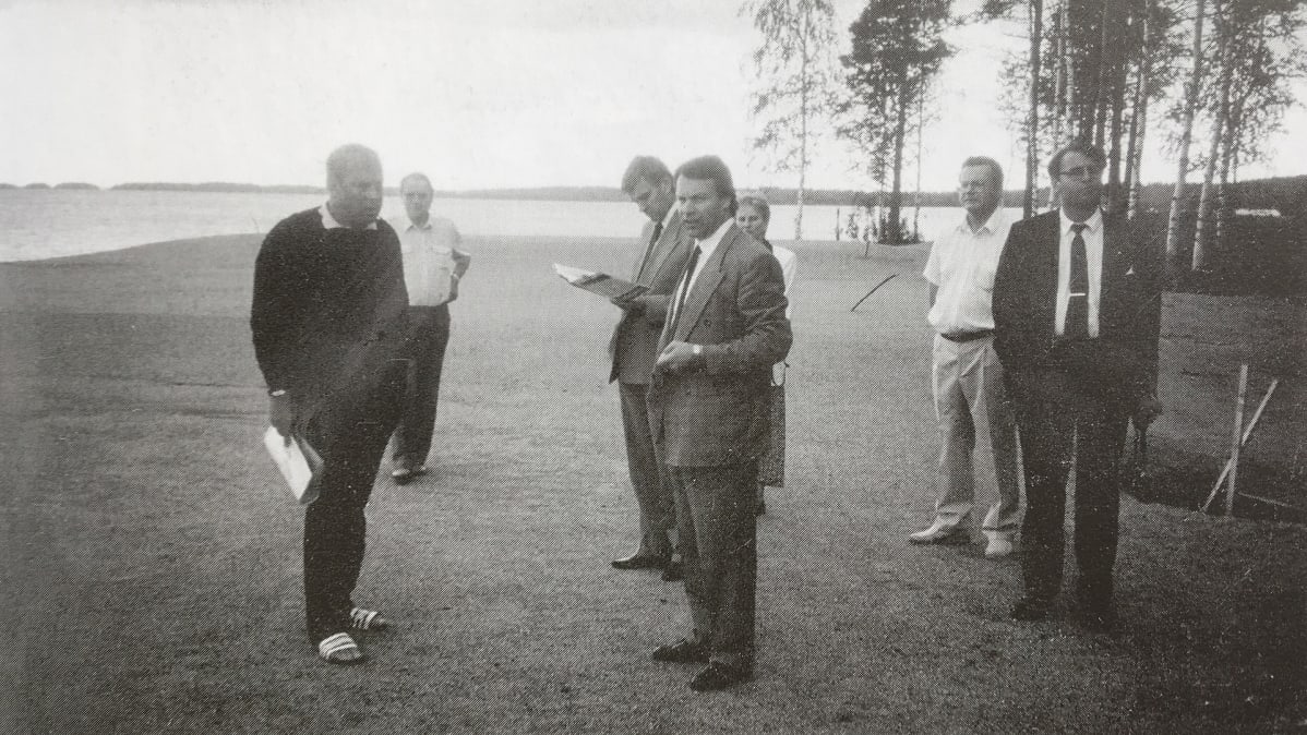Pentti Sainio isännöi ministeri Ilkka Kanervaa Metelinniemen golf-kentällä.