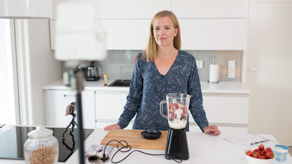 Janita Koljonen kuvaamassa Youtube-videota.
