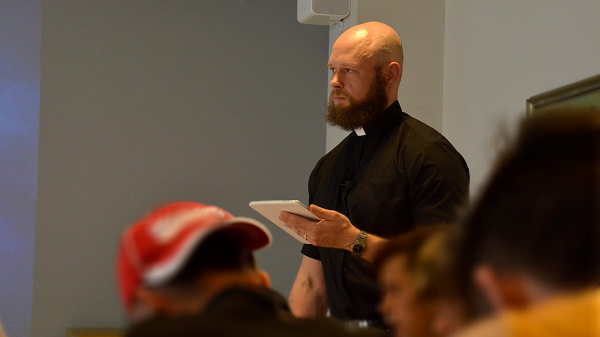 Vesa Julin opettaa maahanmuuttajien rippikoulussa Imatralla.