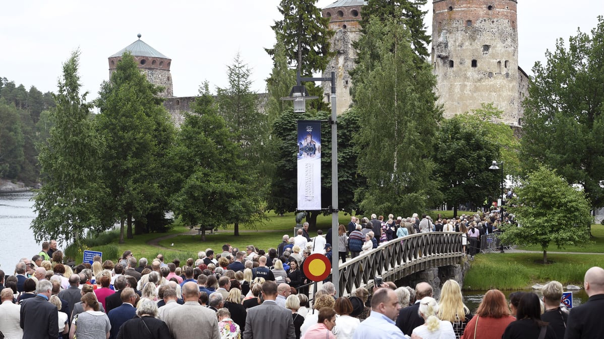 Oopperayleisöä menossa katsomaan Bolshoi-teatterin esittämää Tsaikovskin oopperaa.