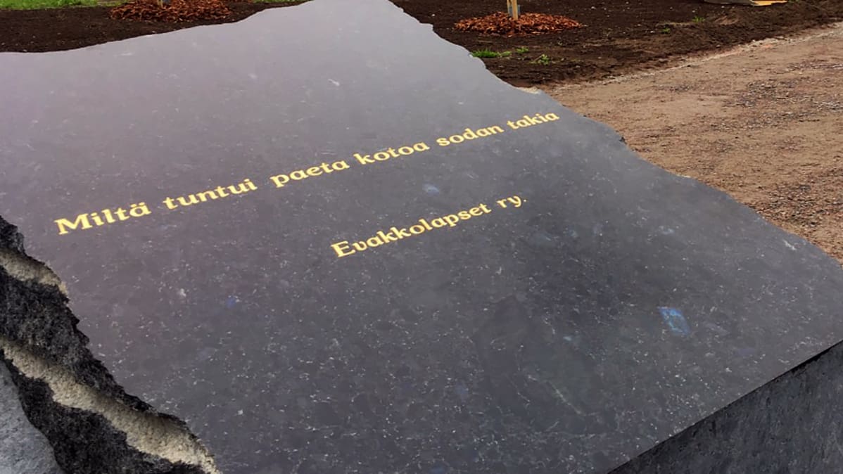 Muistokivi, jossa lukee "Miltä tuntui paeta kotoa sodan takia".