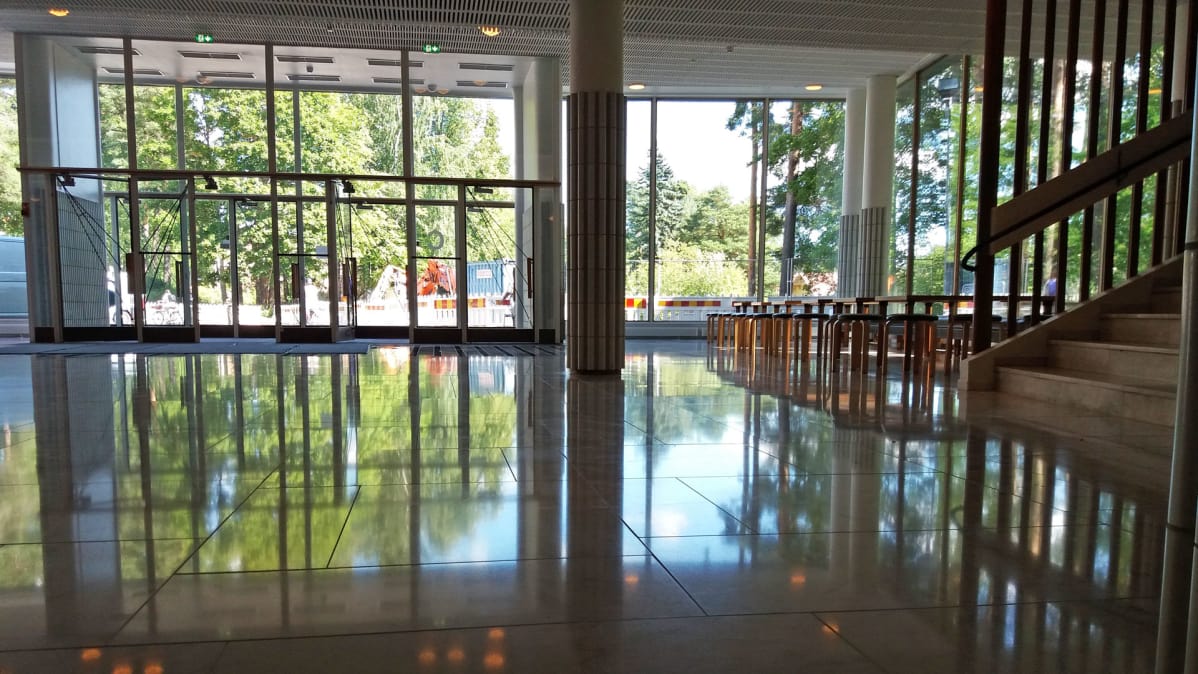 Jyväskylän yliopiston päärakennuksen aula, näkymä pääsisäänkäynnille.