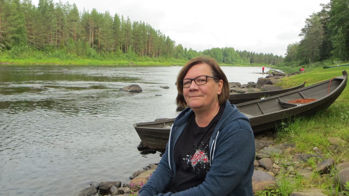 Yrittäjä Eeva Kesonen Simojoen lohirannassa.