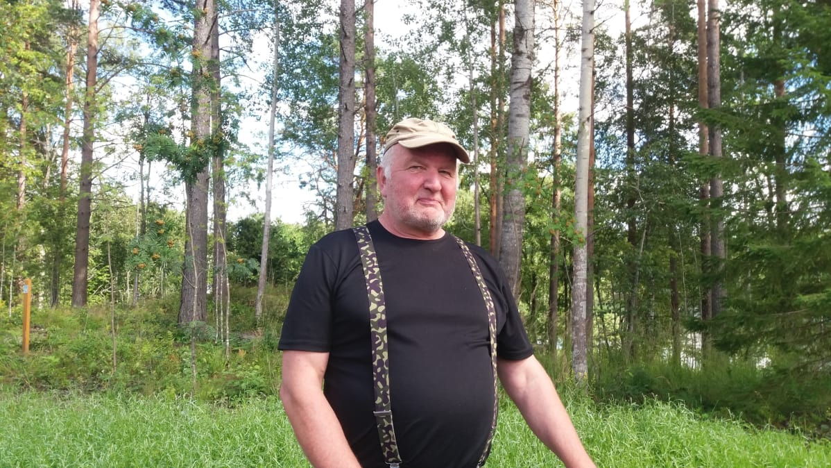 Luonnnonsuojeluliiton Etelä-Savon piirin toiminnanjohtaja Timo Luostarinen australiankelpie Manu.