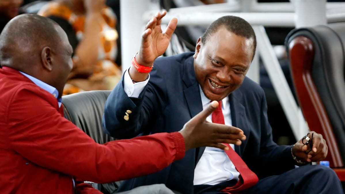 Presidentti Uhuru Kenyatta (oik) ja varapresidentti William Ruto kirkossa sunnuntaina.