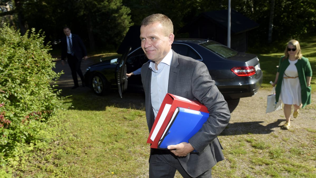 Valtiovarainministeri Petteri Orpo saapuu valtiovarainministeriön sisäisiin budjettineuvotteluihin Espoossa 8. elokuuta 2017.
