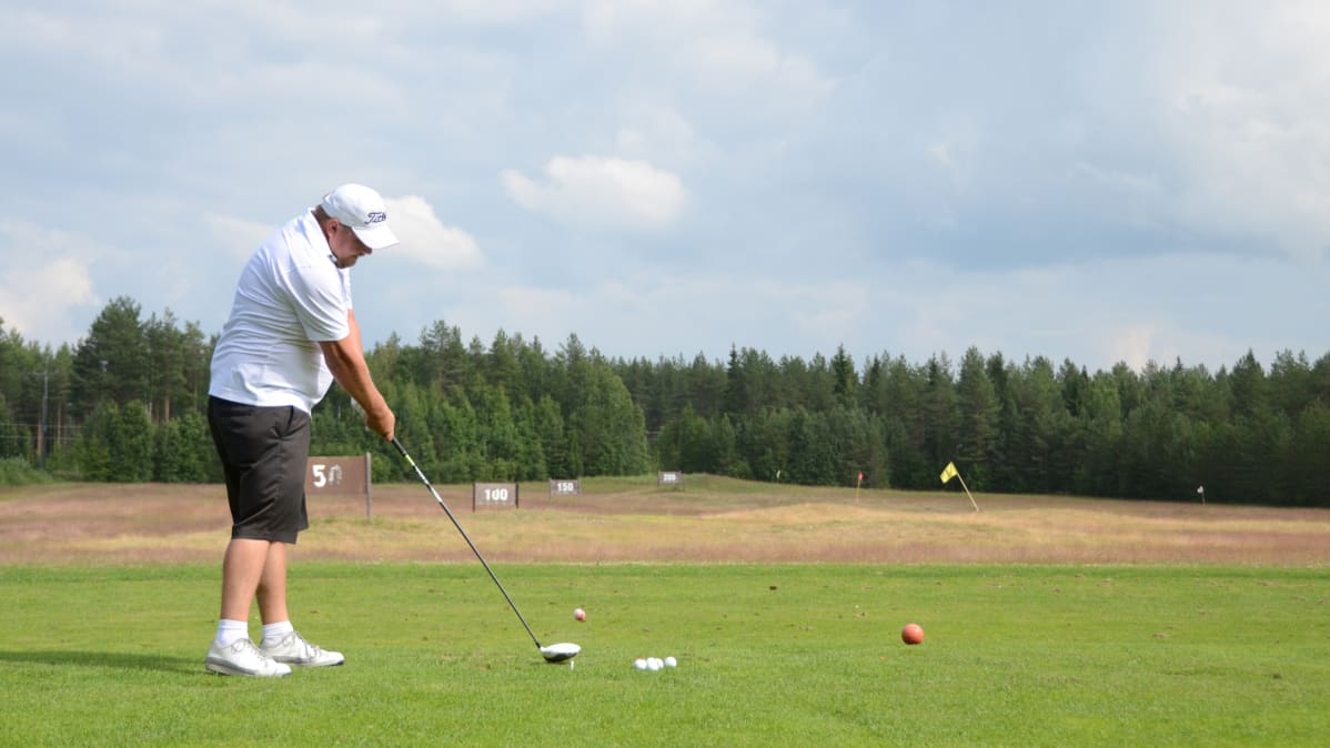 Golfaaja lyö palloa.