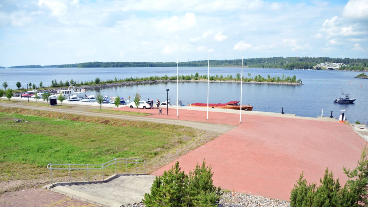 Venelaituri ja järvimaisema.