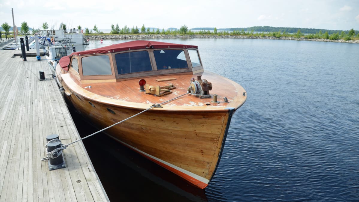 Puuvene laiturissa.