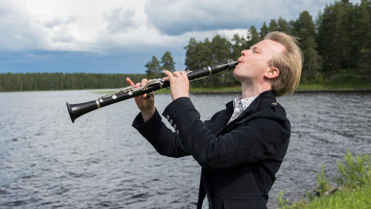 Lauri Sallinen soittaa klarinettia Kärenjärven rannalla.