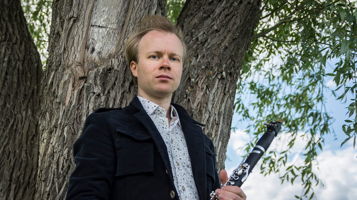 Lauri Sallinen nojaa puuhun Kuhmotalon pihalla Kuhmossa.